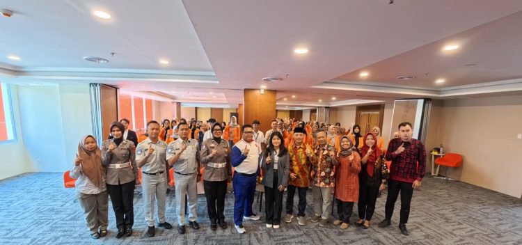 Peserta dan narasumber berfoto bersama usai Seminar Safety Riding bertema ‘Di Jalan Fokus, Kuliah Mulus’ di Fakultas Ekonomi dan Bisnis Universitas Jambi, Kamis (25/9/2025). (Dok. Stepanus)