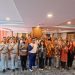 Peserta dan narasumber berfoto bersama usai Seminar Safety Riding bertema ‘Di Jalan Fokus, Kuliah Mulus’ di Fakultas Ekonomi dan Bisnis Universitas Jambi, Kamis (25/9/2025). (Dok. Stepanus)