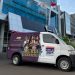 Mobil operasional JNE dengan branding konser Snada Indonesia 2025 terparkir di depan kantor pusat JNE, Jakarta. (Dok. JNE Jambi)