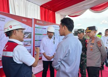 Wakil Presiden RI Gibran Rakabuming Raka bersama jajaran meninjau progres pembangunan Jalan Tol Palembang–Betung, bagian dari Jalan Tol Trans Sumatera (JTTS) Tahap II, di Sumatera Selatan, Kamis (25/9/2025). (Dok. HK)