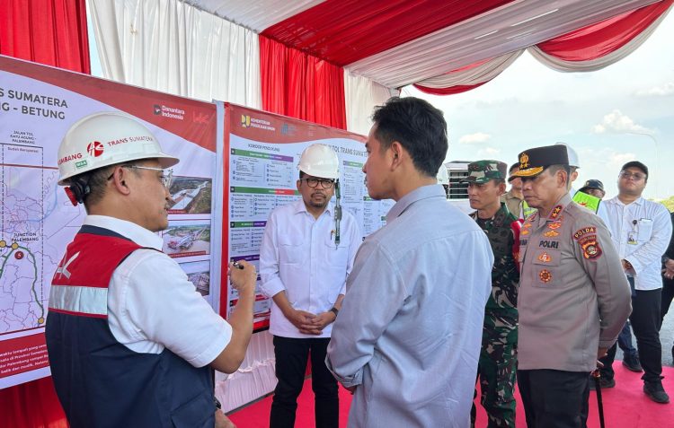Wakil Presiden RI Gibran Rakabuming Raka bersama jajaran meninjau progres pembangunan Jalan Tol Palembang–Betung, bagian dari Jalan Tol Trans Sumatera (JTTS) Tahap II, di Sumatera Selatan, Kamis (25/9/2025). (Dok. HK)