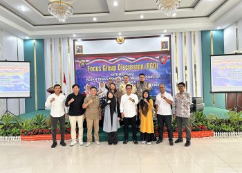 Direktorat Intelkam Polda Jambi bersama narasumber dan peserta berfoto bersama usai Focus Group Discussion (FGD) tentang pencegahan kenakalan remaja di Aula Hotel Ratu Duo Jambi, Jumat (26/9/2025). (Dok. Nahar)