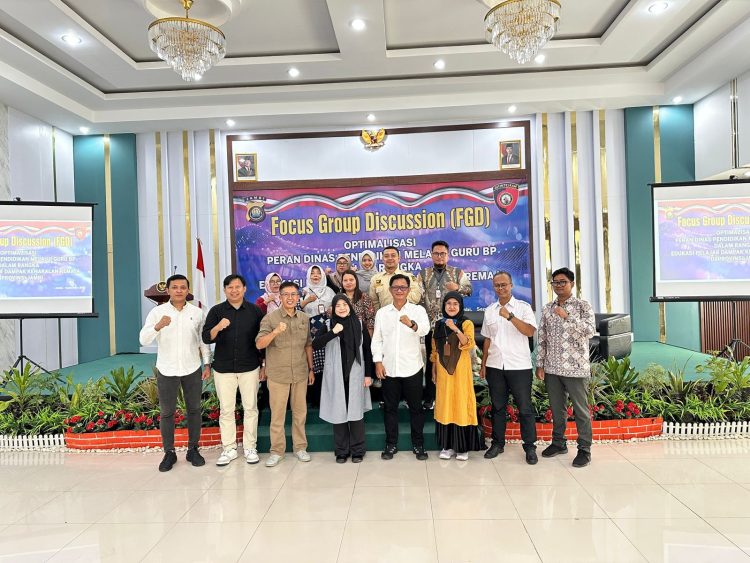 Direktorat Intelkam Polda Jambi bersama narasumber dan peserta berfoto bersama usai Focus Group Discussion (FGD) tentang pencegahan kenakalan remaja di Aula Hotel Ratu Duo Jambi, Jumat (26/9/2025). (Dok. Nahar)