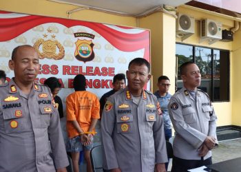 Kapolresta Bengkulu bersama jajaran saat merilis penangkapan terduga begal yang menyerang pedagang siomay, Jumat (26/9/2025). (Dok. Yola)