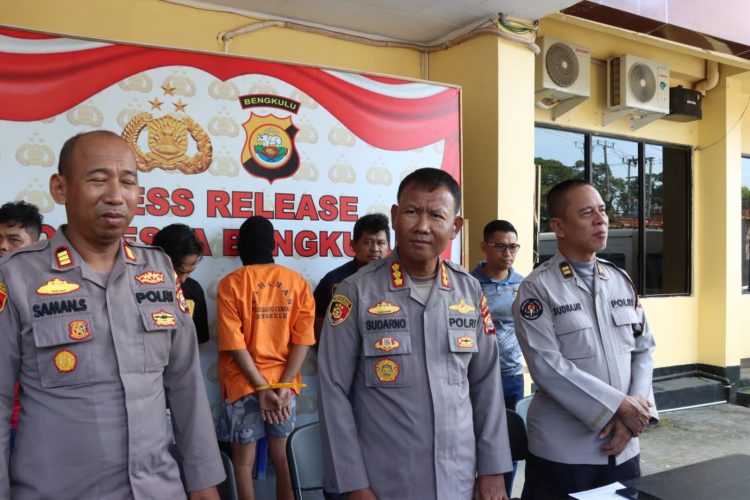 Kapolresta Bengkulu bersama jajaran saat merilis penangkapan terduga begal yang menyerang pedagang siomay, Jumat (26/9/2025). (Dok. Yola)