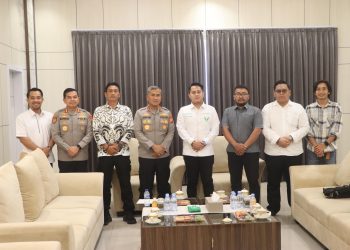 Kapolda Bengkulu Irjen Pol Mardiyono, S.I.K., M.Si., berfoto bersama jajaran pengurus DPP KAMSRI usai pertemuan silaturahmi di Mapolda Bengkulu, Jumat (26/9/2025). (Dok,. Humas)
