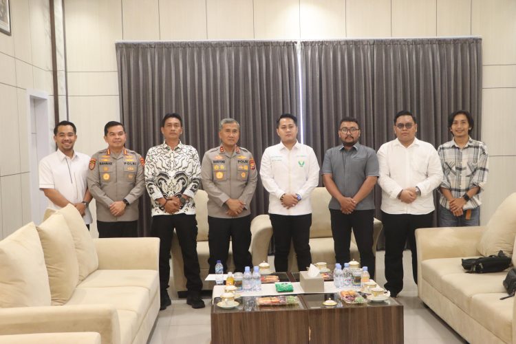 Kapolda Bengkulu Irjen Pol Mardiyono, S.I.K., M.Si., berfoto bersama jajaran pengurus DPP KAMSRI usai pertemuan silaturahmi di Mapolda Bengkulu, Jumat (26/9/2025). (Dok,. Humas)