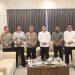 Kapolda Bengkulu Irjen Pol Mardiyono, S.I.K., M.Si., berfoto bersama jajaran pengurus DPP KAMSRI usai pertemuan silaturahmi di Mapolda Bengkulu, Jumat (26/9/2025). (Dok,. Humas)