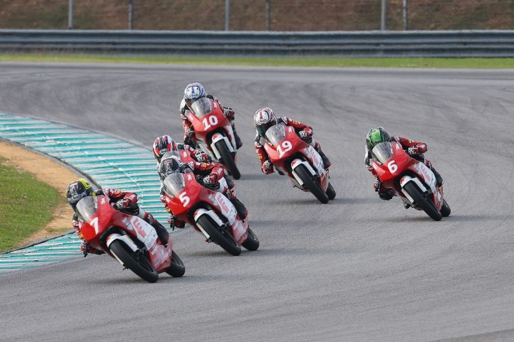 Pebalap binaan Astra Honda Motor melibas tikungan di ajang Idemitsu Asia Talent Cup. Empat wakil Indonesia siap tampil di putaran keempat IATC 2025 di Sirkuit Motegi, Jepang, 27–28 September. (Dok. Sinsen)