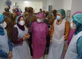Ketua Tim Penggerak PKK Provinsi Jambi, Hj. Hesti Haris (kedua kiri), meninjau dapur Satuan Pelayanan Pemenuhan Gizi (SPPG) Pasir Putih di Kecamatan Jambi Selatan, Jumat (26/9/2025).(Dok. Stepanus)