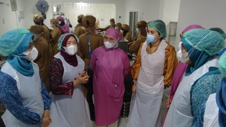 Ketua Tim Penggerak PKK Provinsi Jambi, Hj. Hesti Haris (kedua kiri), meninjau dapur Satuan Pelayanan Pemenuhan Gizi (SPPG) Pasir Putih di Kecamatan Jambi Selatan, Jumat (26/9/2025).(Dok. Stepanus)
