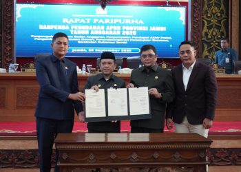 Gubernur Jambi Al Haris bersama Ketua DPRD Provinsi Jambi M. Hafiz menandatangani persetujuan Perubahan APBD Tahun Anggaran 2025 dalam rapat paripurna di Ruang Sidang Utama DPRD Jambi, Jumat (26/9/2025). (Dok. Stepanus)