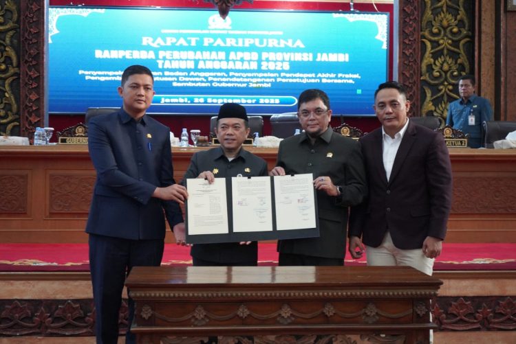 Gubernur Jambi Al Haris bersama Ketua DPRD Provinsi Jambi M. Hafiz menandatangani persetujuan Perubahan APBD Tahun Anggaran 2025 dalam rapat paripurna di Ruang Sidang Utama DPRD Jambi, Jumat (26/9/2025). (Dok. Stepanus)