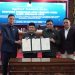 Gubernur Jambi Al Haris bersama Ketua DPRD Provinsi Jambi M. Hafiz menandatangani persetujuan Perubahan APBD Tahun Anggaran 2025 dalam rapat paripurna di Ruang Sidang Utama DPRD Jambi, Jumat (26/9/2025). (Dok. Stepanus)