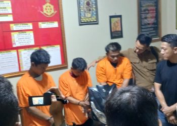 Polisi menghadirkan dua tersangka curanmor yang juga terlibat dalam kasus begal sadis di Jelutung saat rilis perkara di Polsek Kota Baru, Jambi, Jumat (26/9/2025). (Dok. Nahar)