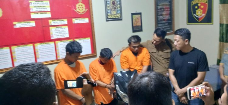 Polisi menghadirkan dua tersangka curanmor yang juga terlibat dalam kasus begal sadis di Jelutung saat rilis perkara di Polsek Kota Baru, Jambi, Jumat (26/9/2025). (Dok. Nahar)