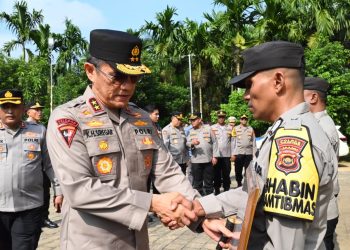 Kapolda Jambi Irjen Pol Krisno H. Siregar menyalami salah satu personel Bhabinkamtibmas penerima penghargaan pada apel penyerahan penghargaan dan sarana pelayanan di Polsek Sabak Barat, Kabupaten Tanjung Jabung Timur, Sabtu (27/9/2025). (Dok. Nahar)
