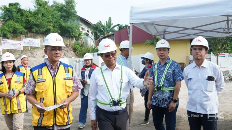Direktur Jenderal Prasarana Strategis Kementerian PU Bisma Staniarto (tengah) meninjau progres pembangunan Dapur Umum Program Makan Bergizi Gratis (MBG) di Pasir Putih, Kota Jambi, bersama jajaran PT Hutama Karya pada Jumat (26/9/2025). (Dok. Stepanus)