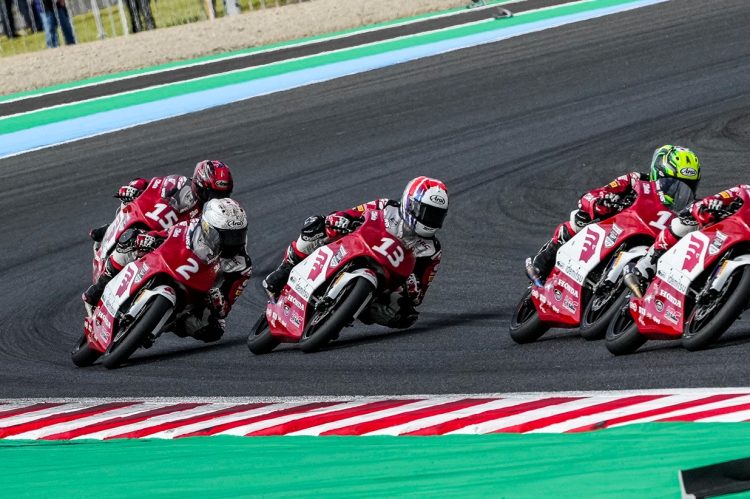 Pebalap muda Indonesia, M. Badly Ayatullah (#13), bersaing ketat dengan pebalap tuan rumah pada putaran keempat Idemitsu Asia Talent Cup (IATC) 2025 di Sirkuit Motegi, Jepang, akhir pekan lalu. (Dok. Sinsen)