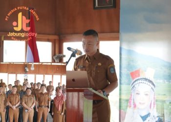 Kepala Dinas Kominfo Kabupaten Kerinci membuka Bimtek Tahap II penggunaan aplikasi SRIKANDI dan GEMA DESA di Aula Vila Weloza, Senin (29/9/2025). (Dok. Diko)