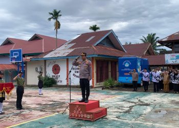 Karo Logistik Polda Bengkulu, Kombes Pol. Didi Wahyudi, memimpin upacara bendera di SMKN 5 Kota Bengkulu (Dok. Yola)