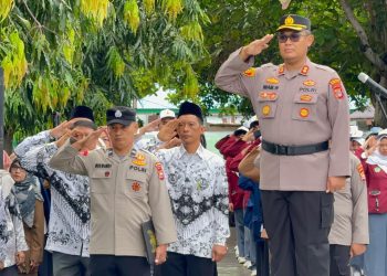Pejabat Polda Bengkulu memimpin upacara bendera dalam program Police Goes to School di salah satu SMA/SMK Kota Bengkulu, Senin (29/9/2025). (Dok. Yola)