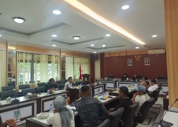 Perwakilan Polresta Jambi bersama instansi terkait menghadiri rapat dengar pendapat Komisi II DPRD Kota Jambi membahas distribusi BBM bersubsidi, Senin (29/9/2025). (Dok. nahar)