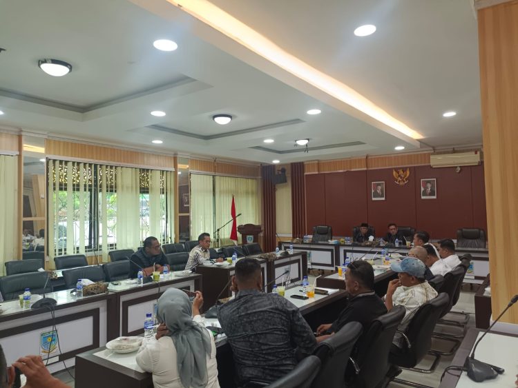 Perwakilan Polresta Jambi bersama instansi terkait menghadiri rapat dengar pendapat Komisi II DPRD Kota Jambi membahas distribusi BBM bersubsidi, Senin (29/9/2025). (Dok. nahar)