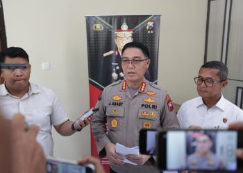 Kabid Humas Polda Jawa Timur Kombes Pol Jules Abast memberikan keterangan pers terkait penangkapan tersangka MF alias P dalam kasus unjuk rasa anarkis di Kediri, Senin (29/9/2025). (Dok, Humas Polri)