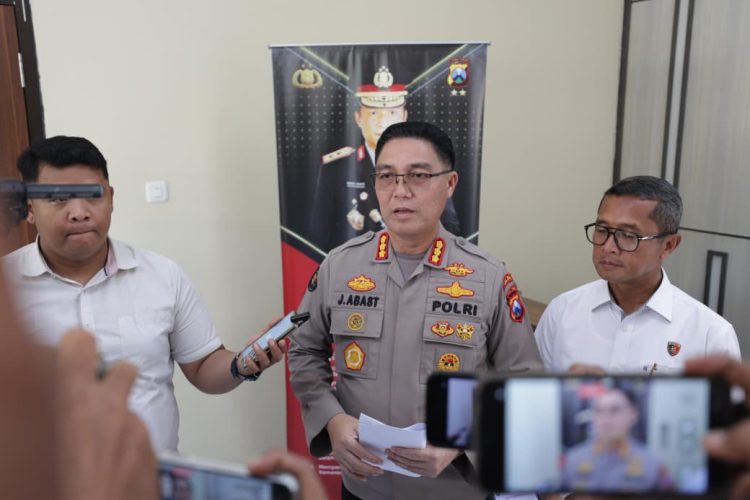 Kabid Humas Polda Jawa Timur Kombes Pol Jules Abast memberikan keterangan pers terkait penangkapan tersangka MF alias P dalam kasus unjuk rasa anarkis di Kediri, Senin (29/9/2025). (Dok, Humas Polri)