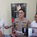 Kabid Humas Polda Jawa Timur Kombes Pol Jules Abast memberikan keterangan pers terkait penangkapan tersangka MF alias P dalam kasus unjuk rasa anarkis di Kediri, Senin (29/9/2025). (Dok, Humas Polri)