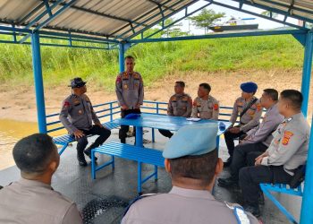 Personel Ditpolairud Polda Jambi mengikuti arahan instruktur saat pelatihan pengoperasian Kapal Swamp Boat di Dermaga Bhara Tirta Kencana, Senin (29/9/2025). (Dok. Nahar)