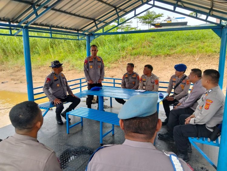 Personel Ditpolairud Polda Jambi mengikuti arahan instruktur saat pelatihan pengoperasian Kapal Swamp Boat di Dermaga Bhara Tirta Kencana, Senin (29/9/2025). (Dok. Nahar)