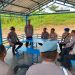 Personel Ditpolairud Polda Jambi mengikuti arahan instruktur saat pelatihan pengoperasian Kapal Swamp Boat di Dermaga Bhara Tirta Kencana, Senin (29/9/2025). (Dok. Nahar)