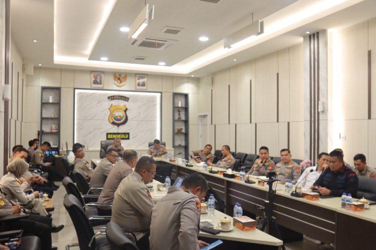 Kapolda Bengkulu Irjen Pol. Mardiyono bersama pejabat utama mengikuti Dialog Strategis Nasional Transformasi Polri secara daring di Mapolda Bengkulu, Senin (29/9/2025). (Dok. humas)