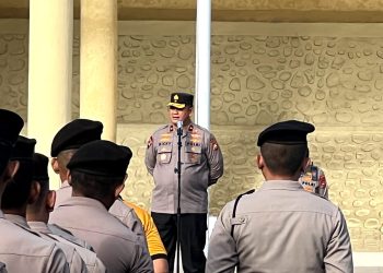 Wakapolda Bengkulu Brigjen Pol. Dicky Sondani memberikan arahan kepada personel saat apel pagi di Lapangan Anton Soejarwo Polda Bengkulu, Selasa (30/9/2025) (Dok. Yola)