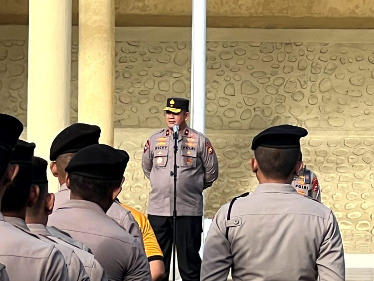 Wakapolda Bengkulu Brigjen Pol. Dicky Sondani memberikan arahan kepada personel saat apel pagi di Lapangan Anton Soejarwo Polda Bengkulu, Selasa (30/9/2025) (Dok. Yola)