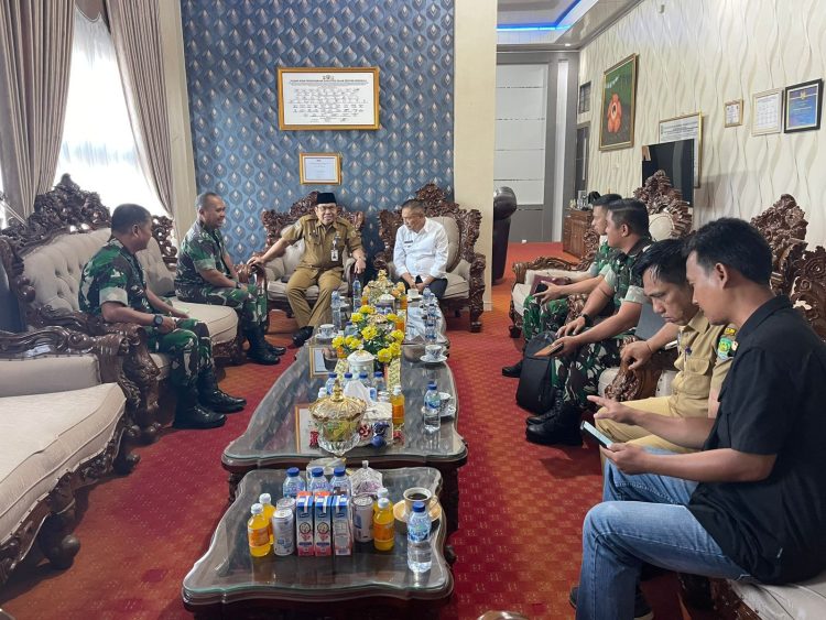 Bupati Bengkulu Tengah bersama jajaran Forkopimda, TNI, dan BPN menggelar rapat pembahasan rencana penyediaan lahan pembangunan Kodam Bengkulu di Karang Tinggi, Selasa (30/9/2025). (Dok. Yola)