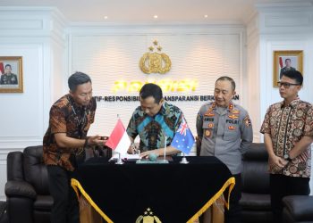 Kadivhubinter Polri Irjen Pol Amur Chandra J.B. menyaksikan penandatanganan rencana kerja sama Polri–AFP dalam program penanggulangan penyelundupan manusia, Jakarta, Selasa (30/9/2025). (Dok. Humas Polri)