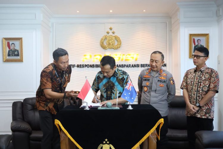 Kadivhubinter Polri Irjen Pol Amur Chandra J.B. menyaksikan penandatanganan rencana kerja sama Polri–AFP dalam program penanggulangan penyelundupan manusia, Jakarta, Selasa (30/9/2025). (Dok. Humas Polri)