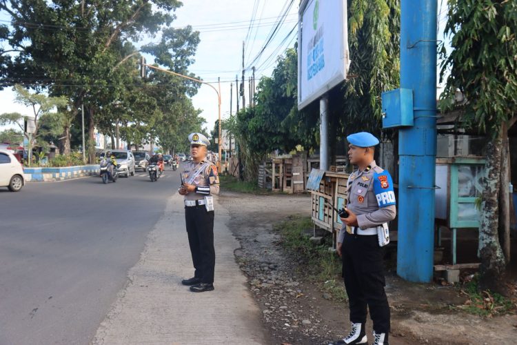 Personel Polda Bengkulu saat melaksanakan tugas pengaturan lalu lintas dalam kegiatan Commender Wish, Selasa (30/9/2025). (Dok. Yola)