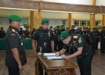 Danrem 042/Gapu Brigjen TNI Heri Purwanto menandatangani dokumen dalam acara penyerahan jabatan Kasrem 042/Gapu di Makorem Jambi, Selasa (30/9/2025). (Dok, Nahar)