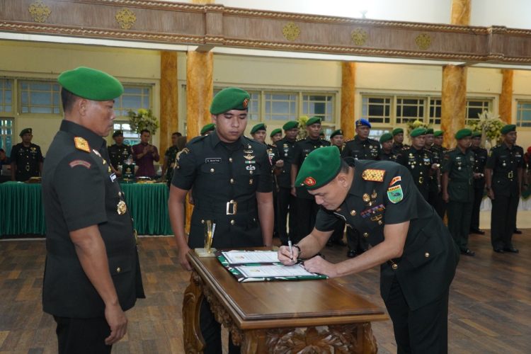 Danrem 042/Gapu Brigjen TNI Heri Purwanto menandatangani dokumen dalam acara penyerahan jabatan Kasrem 042/Gapu di Makorem Jambi, Selasa (30/9/2025). (Dok, Nahar)