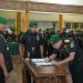 Danrem 042/Gapu Brigjen TNI Heri Purwanto menandatangani dokumen dalam acara penyerahan jabatan Kasrem 042/Gapu di Makorem Jambi, Selasa (30/9/2025). (Dok, Nahar)