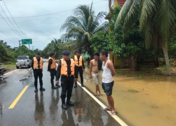 Personel Tim SAR Batalyon C Pelopor Satbrimob Polda Bengkulu meninjau banjir di Desa Batiknau, Kabupaten Bengkulu Utara, Selasa (30/9/2025). (Dok. Humas)
