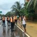 Personel Tim SAR Batalyon C Pelopor Satbrimob Polda Bengkulu meninjau banjir di Desa Batiknau, Kabupaten Bengkulu Utara, Selasa (30/9/2025). (Dok. Humas)