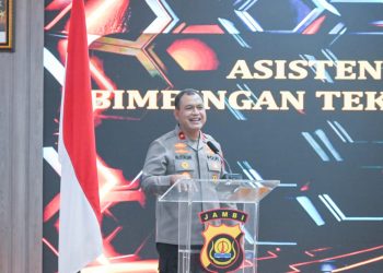 Wakapolda Jambi Brigjen Pol M. Mustaqim memberikan sambutan dalam kegiatan Asistensi Puskeu Polri Tahun Anggaran 2025 di Gedung Siginjai Polda Jambi, Selasa (30/9/2025). (Dok. Humas)