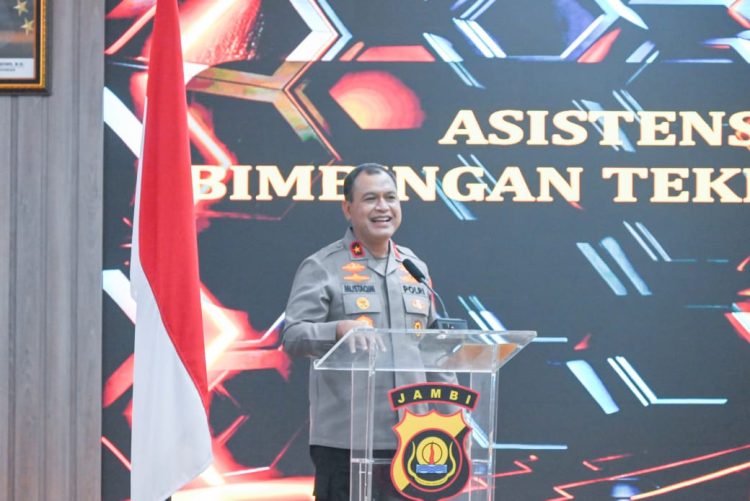 Wakapolda Jambi Brigjen Pol M. Mustaqim memberikan sambutan dalam kegiatan Asistensi Puskeu Polri Tahun Anggaran 2025 di Gedung Siginjai Polda Jambi, Selasa (30/9/2025). (Dok. Humas)