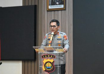 Kapolda Jambi Irjen Pol Krisno H. Siregar memberikan sambutan pada acara penyerahan jabatan, pelepasan, dan wisuda purna bakti personel Polda Jambi di Gedung Siginjai, Selasa (30/9/2025). (Dok. Dd)
