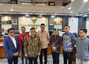 Ketua DPRD Jambi M. Hafiz Fattah bersama perwakilan aliansi masyarakat Jambi saat menyerahkan aspirasi kepada Ketua BAM DPR RI Ahmad Heryawan di Gedung DPR RI, Jakarta, Selasa (30/9/2025). (Dok. Humas)